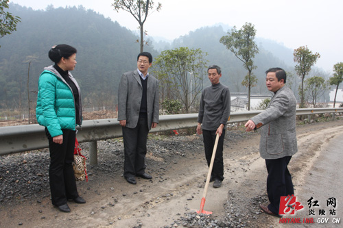 县环卫处快速实行县城至晏公潭路段保洁工作