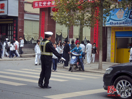 【学雷锋 见行动】炎陵公安民警学雷锋活动常态化