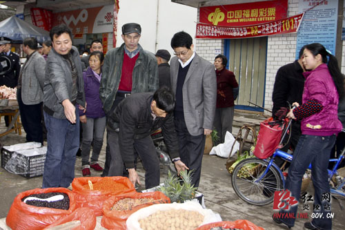 炎陵县全面打响＂整治马路市场＂战役