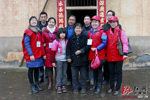 【学雷锋 见行动】学雷锋在行动：炎陵义工乐于助人 奉献社会