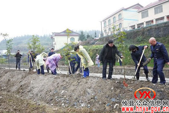 【结对共建】攸县工商局组织机关干部到湖南坳乡排山村植树