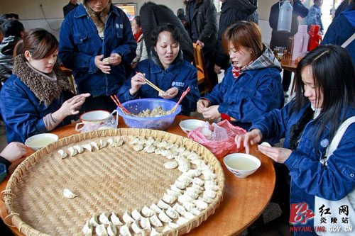 【学雷锋 见行动】霞阳镇敬老院又现活＂雷锋＂