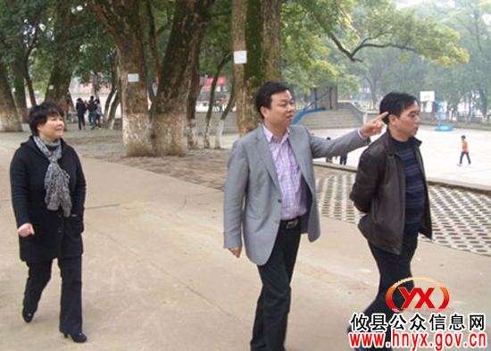 胡湘之一行到攸县二中视察工作并赞赏校园环境优美