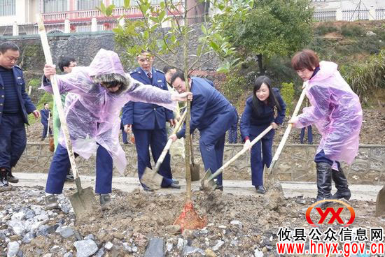 【结对共建】攸县工商局组织机关干部到湖南坳乡排山村植树