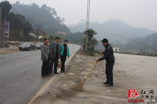 县环卫处快速实行县城至晏公潭路段保洁工作
