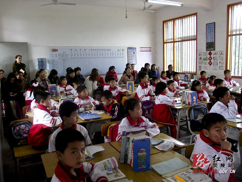 郴州市州门司学校老师来炎陵县参观学习