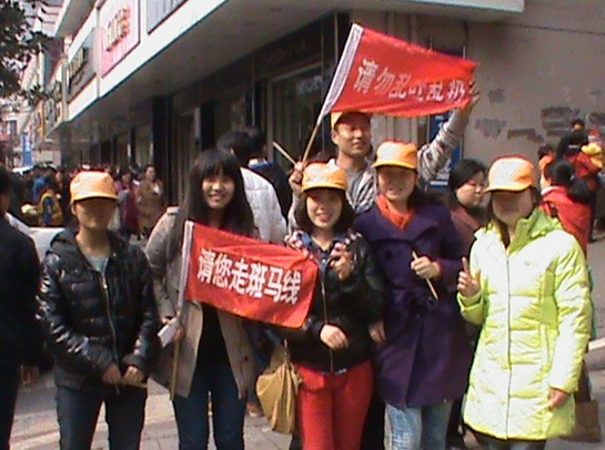 大学生体验市容环卫监督员积极投身创文活动