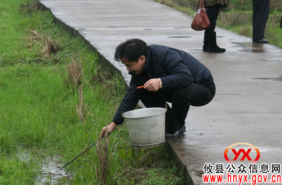 攸县县委组织部机关干部到酒埠江镇白石冲村协助卫生整治和文明礼仪规劝