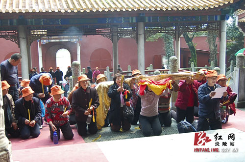 河南新郑＂少典故居＂拜祖祈福团到炎帝陵虔诚拜祖