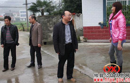 攸县教育局帮扶队员组织当地师生开展“洁净家园”规劝活动