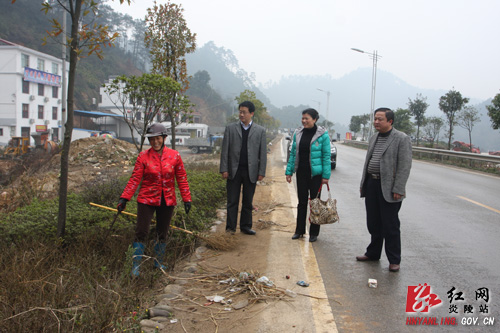 县环卫处快速实行县城至晏公潭路段保洁工作