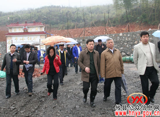 副省长盛茂林冒雨深入攸县矿区视察安全生产工作