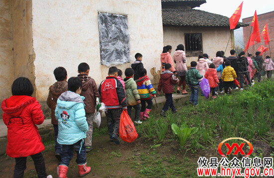 攸县教育局帮扶队员组织当地师生开展“洁净家园”规劝活动