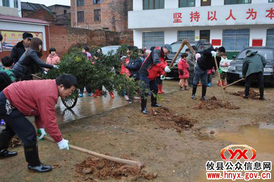 【结对共建】攸县广播电视台与小集村携手绿化忙