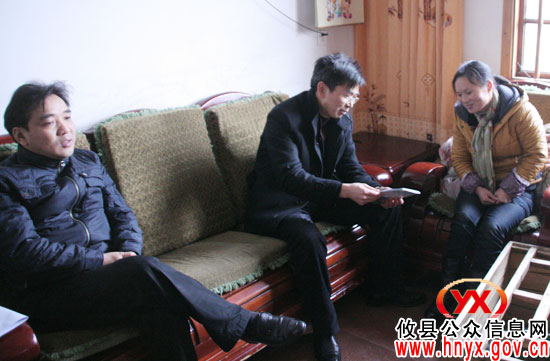 攸县县委组织部机关干部到酒埠江镇白石冲村协助卫生整治和文明礼仪规劝