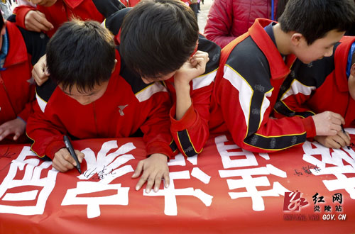 炎陵中学师生手拉手心连心参与＂美丽炎陵、清洁家园＂大行动