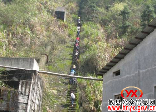 攸县国土资源局共青团组织青年职工进行登山活动