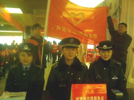 芦淞区城管大队积极参加“学雷锋”活动