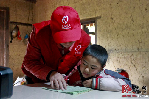 【学雷锋 见行动】学雷锋在行动：炎陵义工乐于助人 奉献社会