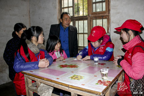 【学雷锋 见行动】学雷锋在行动：炎陵义工乐于助人 奉献社会