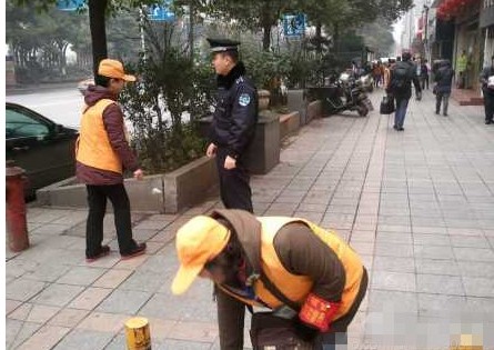 市容环卫监督员用自己的汗水换来城市干净整洁