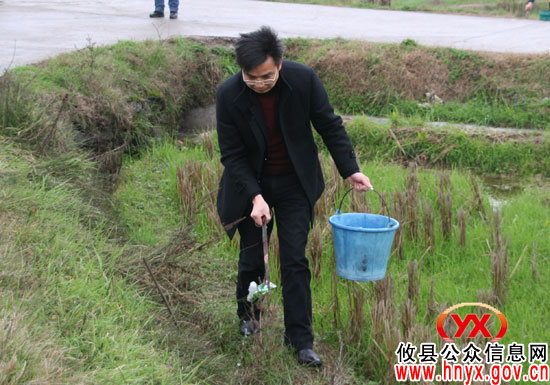 攸县县委组织部机关干部到酒埠江镇白石冲村协助卫生整治和文明礼仪规劝