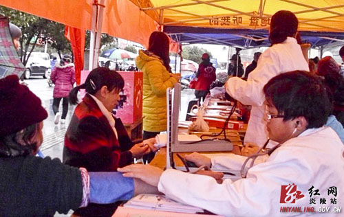 【学雷锋 见行动】县人民医院3&middot;5义诊忙