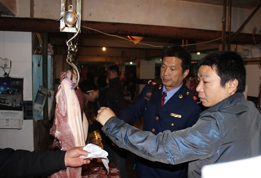 区商务局开展农贸市场“问题猪肉”摸底调查