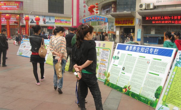 市场管理局（建宁街道）开展“爱卫月”宣传咨询活动