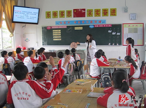 长沙市高新博才学校与东风乡学校开展“手拉手”活动