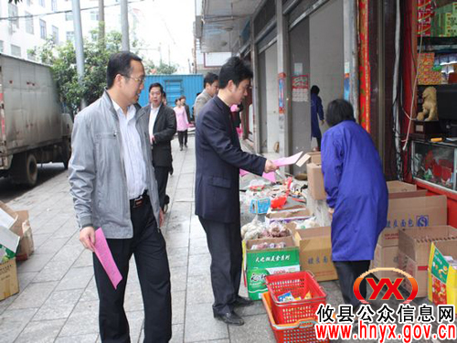【创文明县城】唐卫湘一行上街规劝　倡导文明行为
