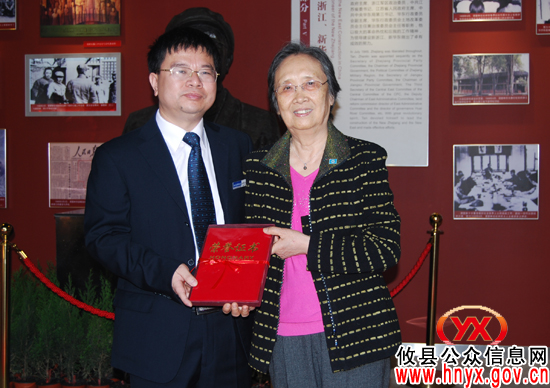 谭震林女儿谭泾远和北京客人参观升级改版后的《谭震林生平业绩陈列》展厅