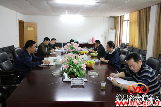 尹诺昂一行到槚山乡督查指导村民小组合并工作