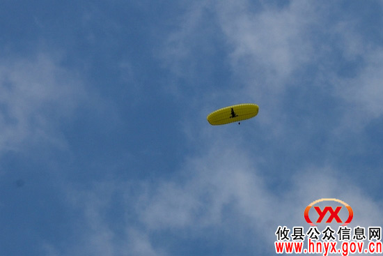 广州教练驾飞行器鸾山镇首飞　村民争相瞧新鲜