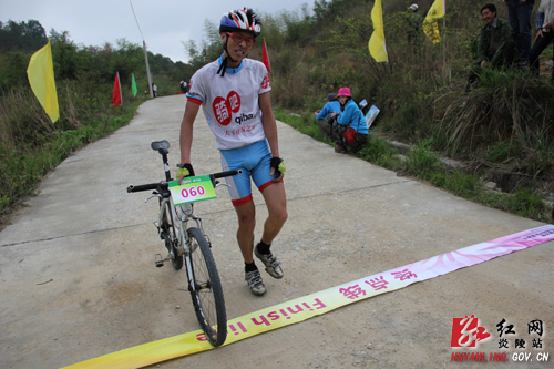 百名骑手挑战自我，炎陵选手进入十强