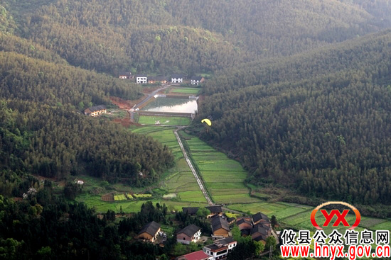 广州教练驾飞行器鸾山镇首飞　村民争相瞧新鲜
