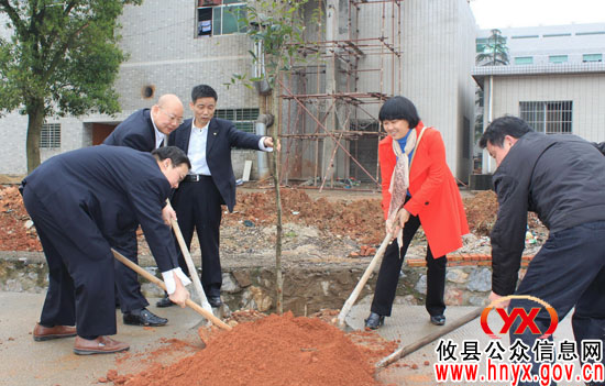 农发行攸县支行与富康社区共同开展义务植树活动
