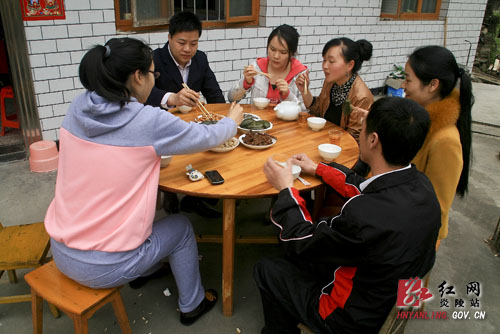 采香菇 摘野菜 包艾叶米粿 神农谷＂清明踏青游＂受追捧