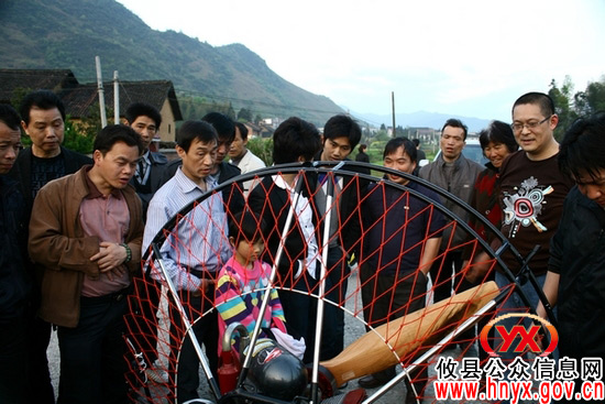 广州教练驾飞行器鸾山镇首飞　村民争相瞧新鲜