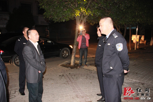 县领导深夜督查治安防控体系 增强群众安全感