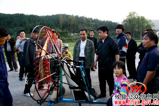 广州教练驾飞行器鸾山镇首飞　村民争相瞧新鲜