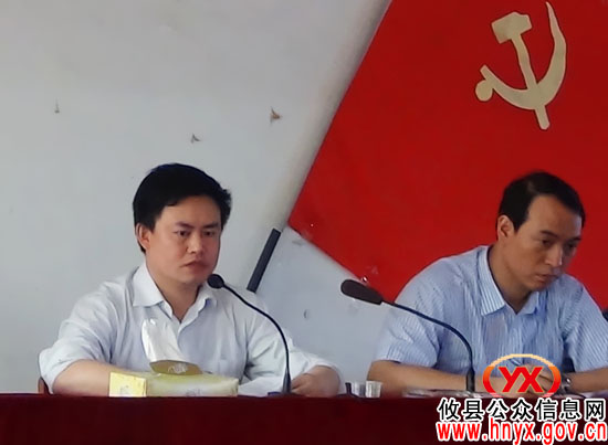 彭良平一行到菜花坪镇政府召开“城乡同治、结对共建”工作调度会