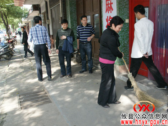 【创文明县城】夏玉珠一行上街规劝　倡导县城文明建设