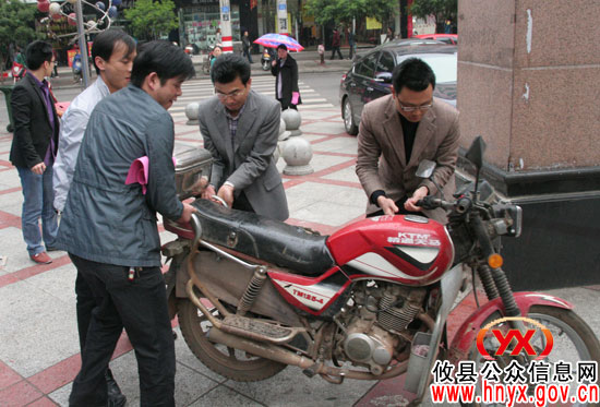 【创文明县城】攸县政府办组织人员上街开展规劝活动