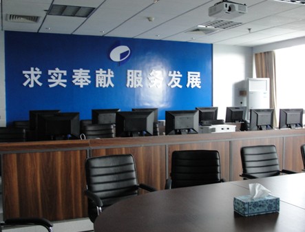 芦淞区联网直报工作指挥中心率先投入办公