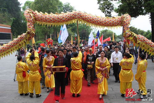 全国各地5000余名户外爱好者齐聚炎帝陵祭祀始祖炎帝