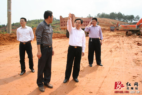 黄诗燕深入园区开展“四联四促抓落实”活动