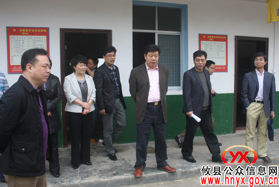 邝邹飞一行到酒埠江镇中心完小视察寄宿制学校建设情况