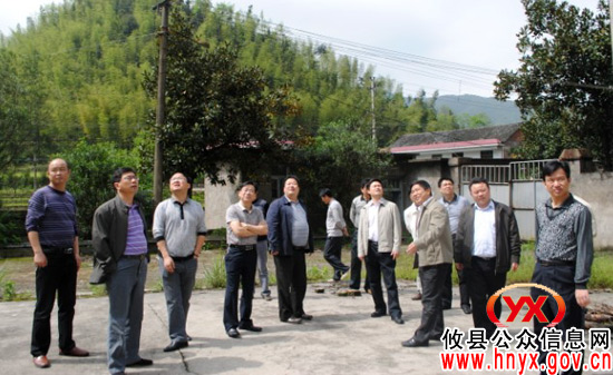 市纪委常委、监察局局长周小毛一行到莲塘坳镇阳升观村指导工作