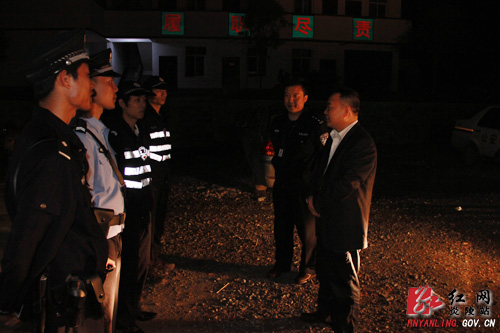 县领导深夜督查治安防控体系 增强群众安全感